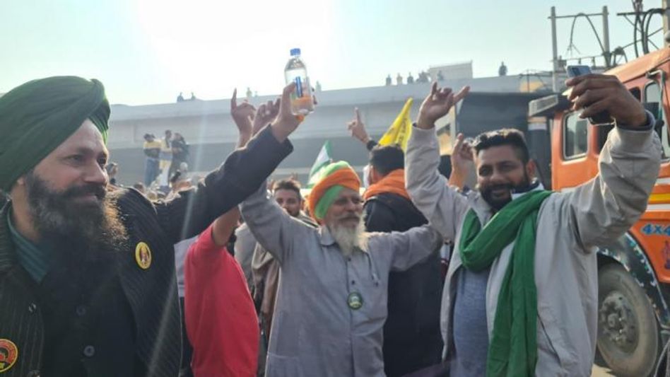 जश्न मनाते हुए सिंधु बॉर्डर से वापस लौटते किसान जश्न मनाते हुए सिंधु बॉर्डर से वापस लौटते किसान