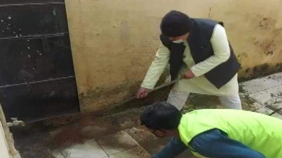 टॉयलेट की साफ सफाई करते मध्य प्रदेश के ऊर्जा मंत्री टॉयलेट की साफ सफाई करते मध्य प्रदेश के ऊर्जा मंत्री