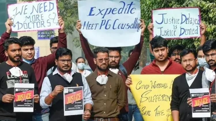 NEET PG काउंसलिंग को लेकर सड़कों पर डॉक्टर