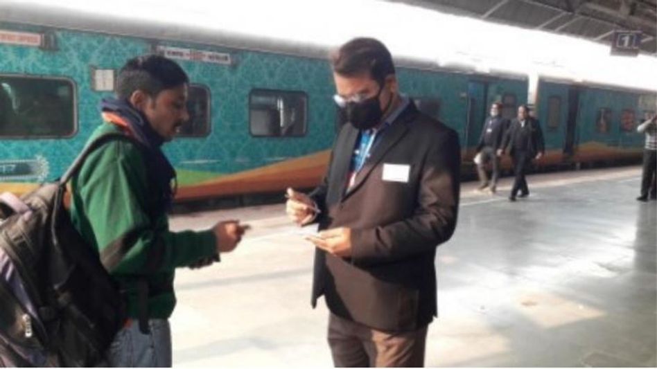 बिना टिकट ट्रैवल कर रहे यात्रियों से वसूली बिना टिकट ट्रैवल कर रहे यात्रियों से वसूली