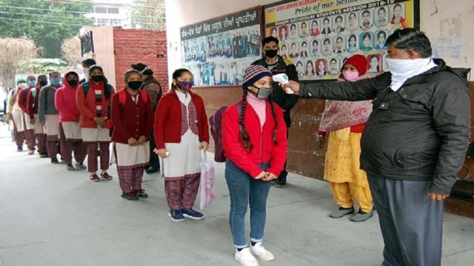 स्कूलों में बच्चों का टेम्प्रेचर किया गया स्कूलों में बच्चों का टेम्प्रेचर किया गया