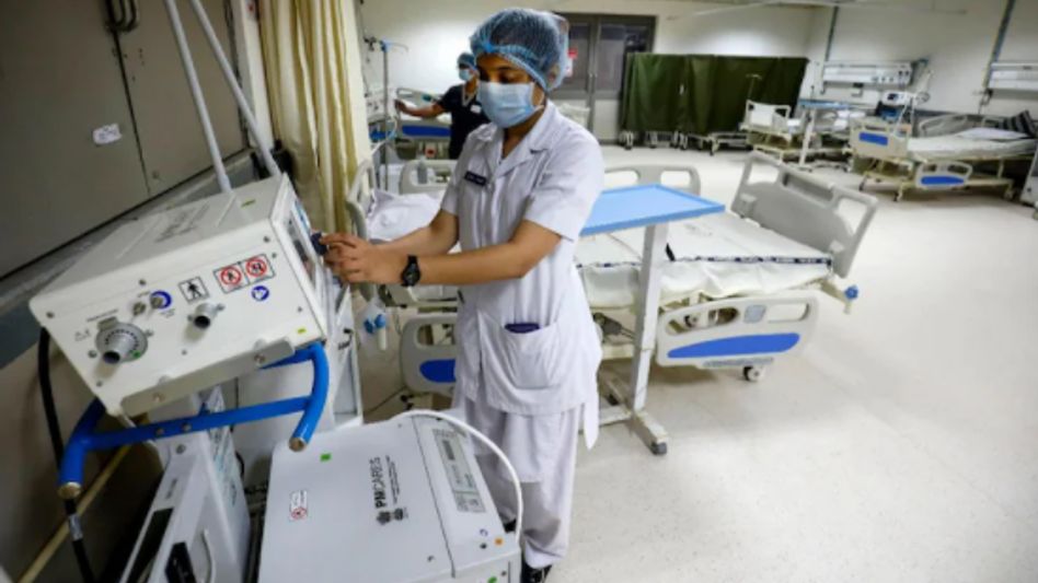 नया वेरिएंट बहुत तेजी से फैल रहा है और अब तक 106 देशों में इसके केसेस मिल चुके हैं. नया वेरिएंट बहुत तेजी से फैल रहा है और अब तक 106 देशों में इसके केसेस मिल चुके हैं.