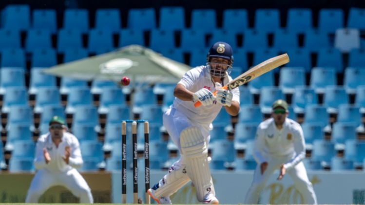 शॉट लगाते ऋषभ पंत