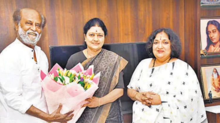 वीके शशिकला के कार्यालय के एक बयान ने तमिल सुपरस्टार रजनीकांत के साथ उनकी मुलाकात को शिष्टाचार भेंट बताया