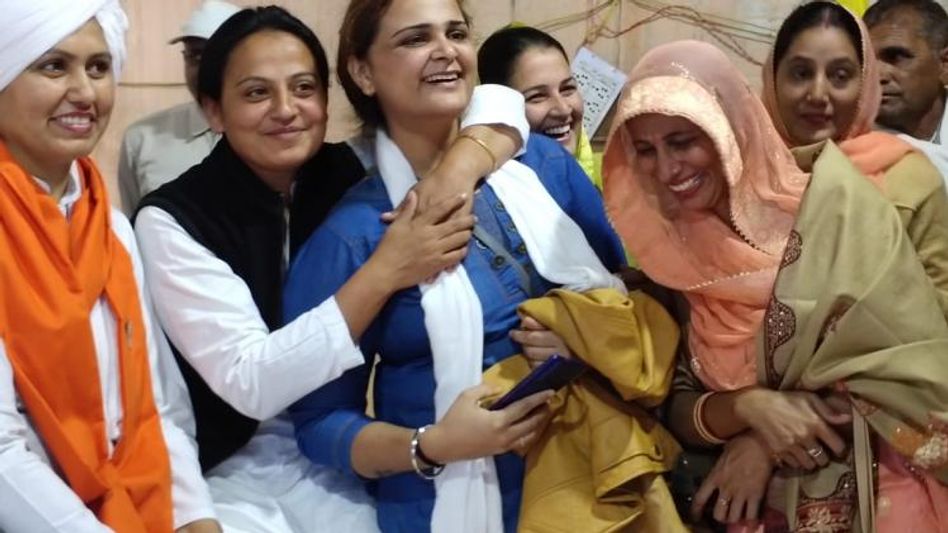 सिंघु बार्डर पर जश्न मनाती महिलाएं सिंघु बार्डर पर जश्न मनाती महिलाएं