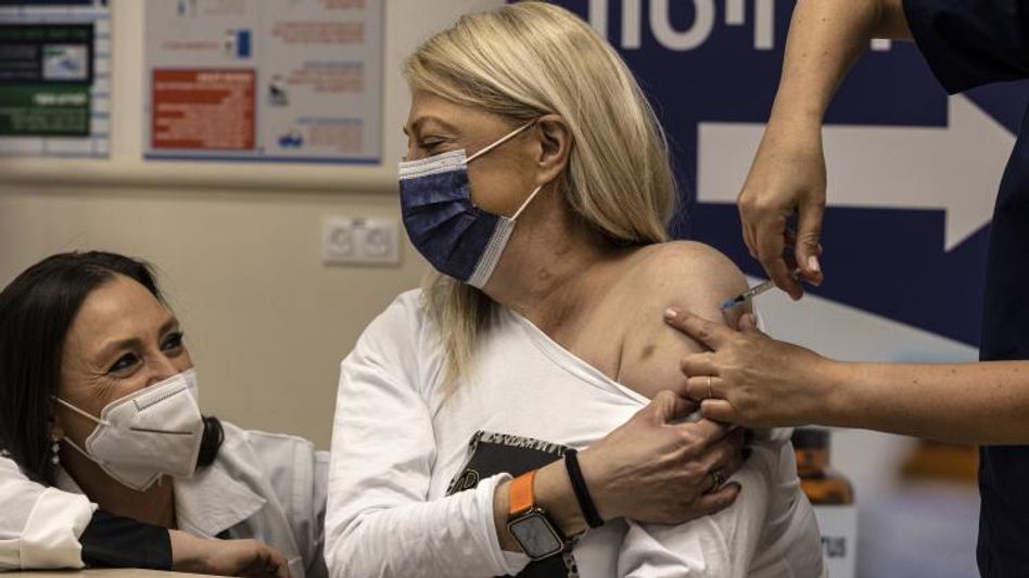 Israel to offer fourth Covid vaccine shot to over 60s Israel to offer fourth Covid vaccine shot to over 60s