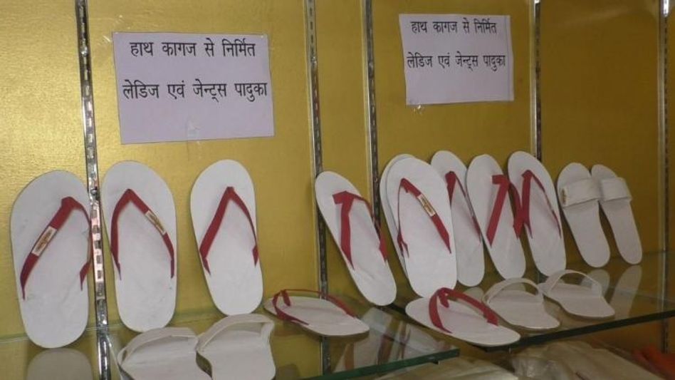 कागज से बनी हैंडमेड चप्पलें कागज से बनी हैंडमेड चप्पलें