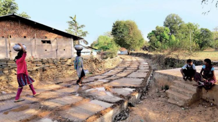 गांवों में बच्चों को स्कूल तक लाने के लिए सरकार कई पहल कर रही है.