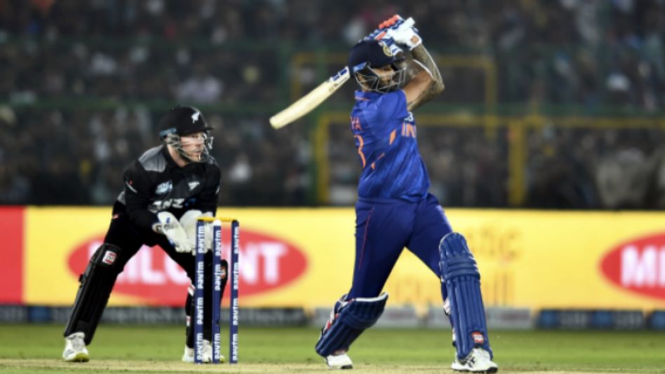 नए नियम के अनुसार अब टी20 क्रिकेट में धीमी गति से ओवर फेंकने पर पेनल्टी लगेगी. नए नियम के अनुसार अब टी20 क्रिकेट में धीमी गति से ओवर फेंकने पर पेनल्टी लगेगी.