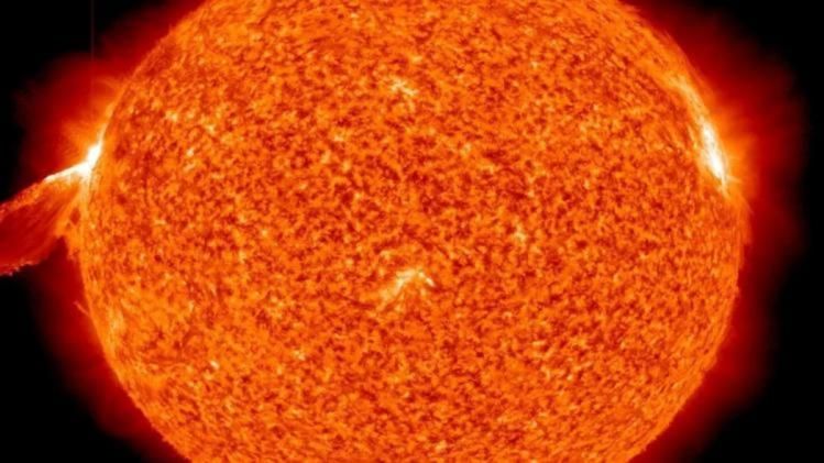 सूर्य की सतह इलेक्ट्रिकली चार्ज गैसों से भरी हुई है जो लगातार पॉवरफुल मैग्नेटिक फोर्स उत्पन्न करती रहती है.