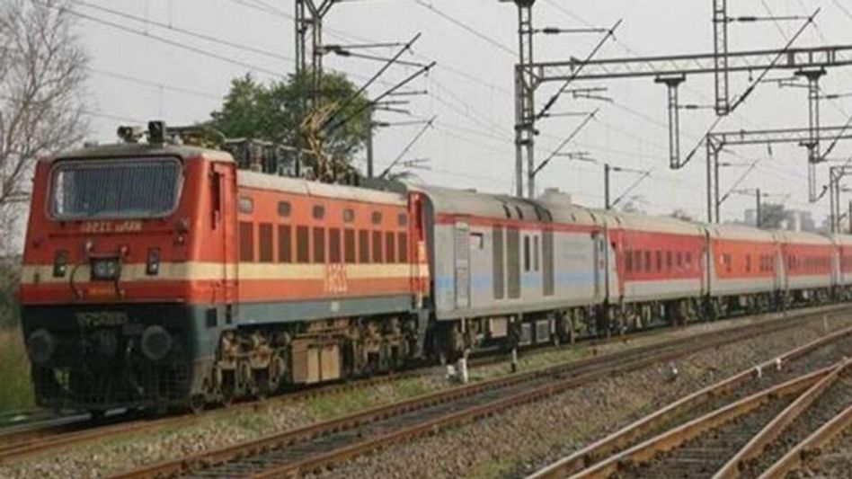 भारतीय रेलवे ने 23 मिनट में पहुंचाया गाय का दूध (प्रतीकात्मक तस्वीर) भारतीय रेलवे ने 23 मिनट में पहुंचाया गाय का दूध (प्रतीकात्मक तस्वीर)