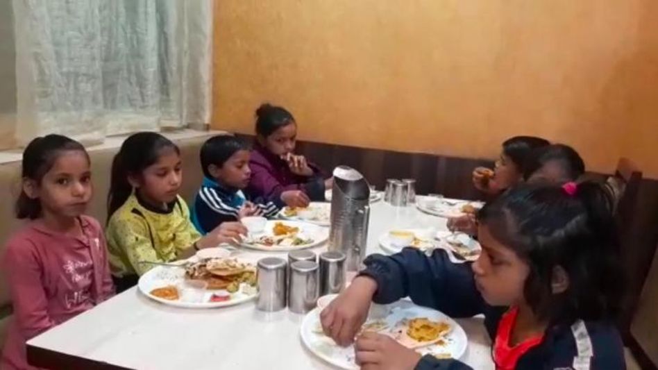 शादी से पहले दुल्हन ने 150 बच्चों को खिलाया खाना शादी से पहले दुल्हन ने 150 बच्चों को खिलाया खाना
