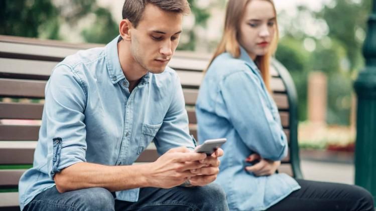 Signs your boyfriend is cheating you