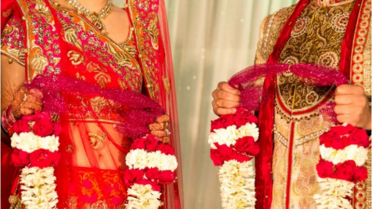 शादी वाले दिन कुछ ऐसा कपड़ा पहनकर आया दूल्हा