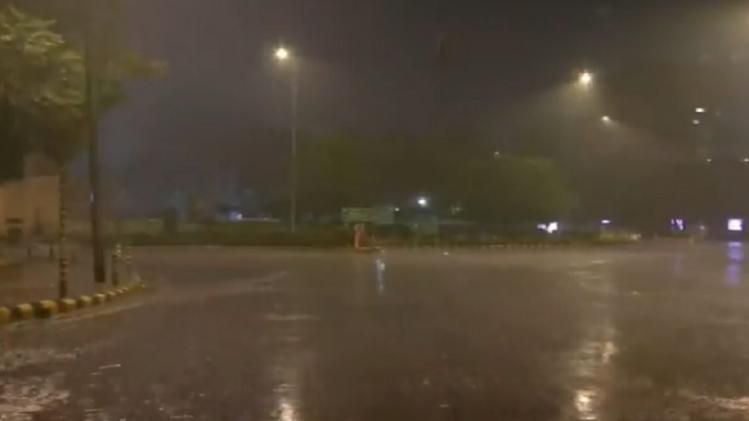 दिल्ली समेत आसपास के इलाकों में सुबह से ही हल्की बारिश हो रही है