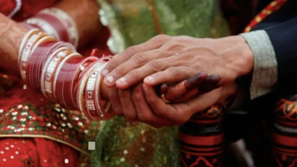 पुलिस की निगरानी में दूल्हे की शादी महिला थाना के पास स्थित मंदिर में संपन्न कराई गई. पुलिस की निगरानी में दूल्हे की शादी महिला थाना के पास स्थित मंदिर में संपन्न कराई गई.