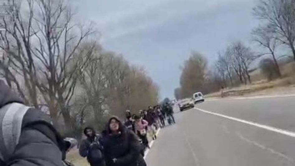 4o students walk 8km to Poland border 4o students walk 8km to Poland border