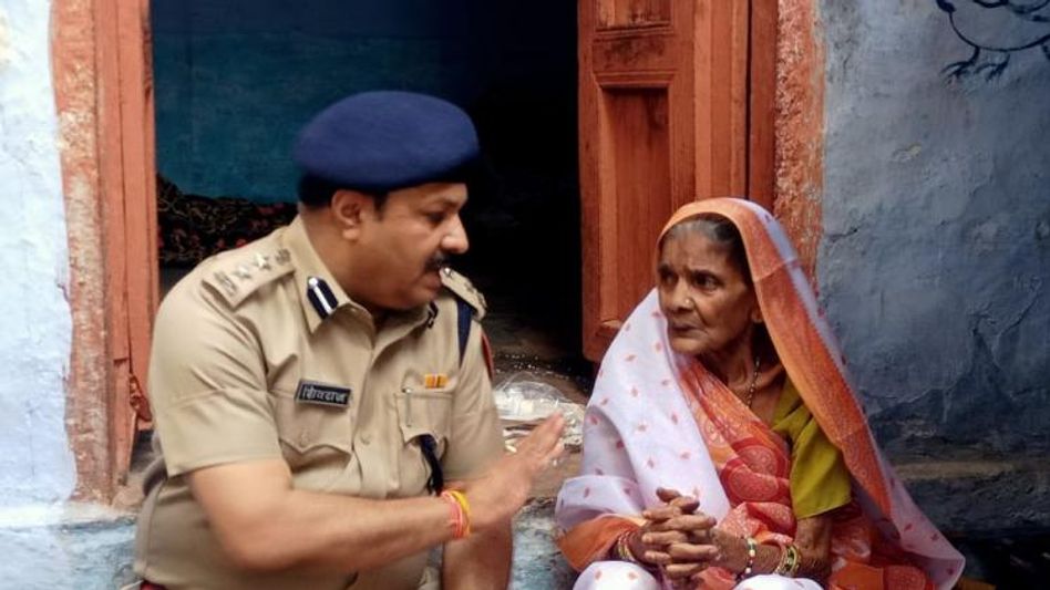 पुलिस ने की बुजुर्ग महिला की मदद पुलिस ने की बुजुर्ग महिला की मदद