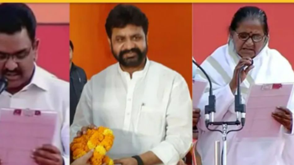 यूपी के राज्यमंत्री (स्वतंत्र प्रभार) के तौर पर शपथ लेते असीम अरुण, दयाशंकर मिश्रा दयालु और गुलाब देवी यूपी के राज्यमंत्री (स्वतंत्र प्रभार) के तौर पर शपथ लेते असीम अरुण, दयाशंकर मिश्रा दयालु और गुलाब देवी