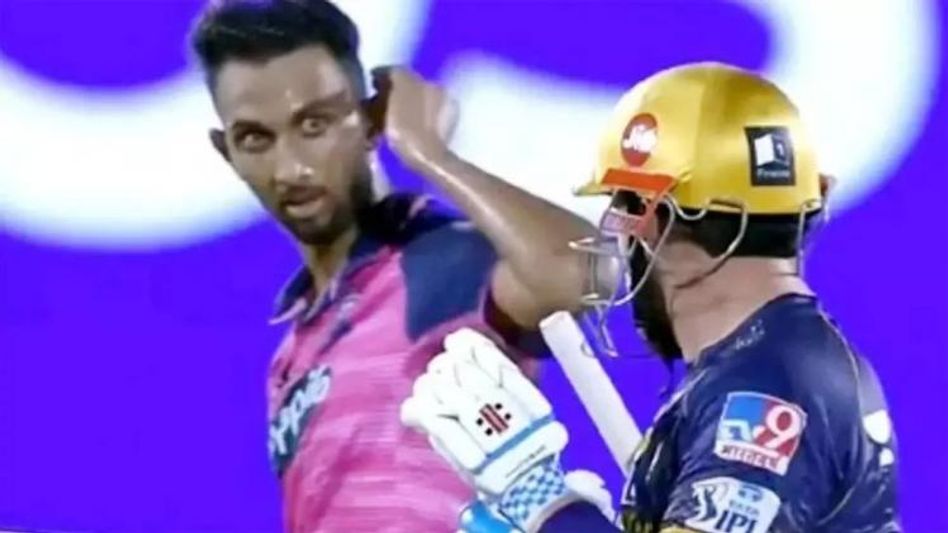 एरॉन फिंच और प्रसिद्ध कृष्णा के बीच जुबानी जंग एरॉन फिंच और प्रसिद्ध कृष्णा के बीच जुबानी जंग