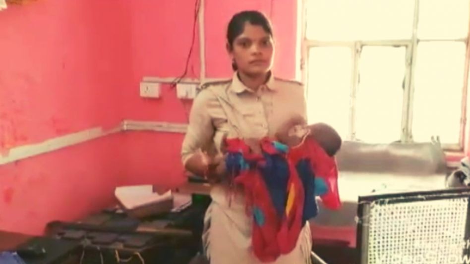 महिला कॉन्सटेबल ने पिलाया अनजान बच्ची को दूध महिला कॉन्सटेबल ने पिलाया अनजान बच्ची को दूध