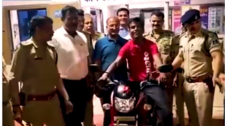 Indore Police gifted bike to food delivery boy Indore Police gifted bike to food delivery boy