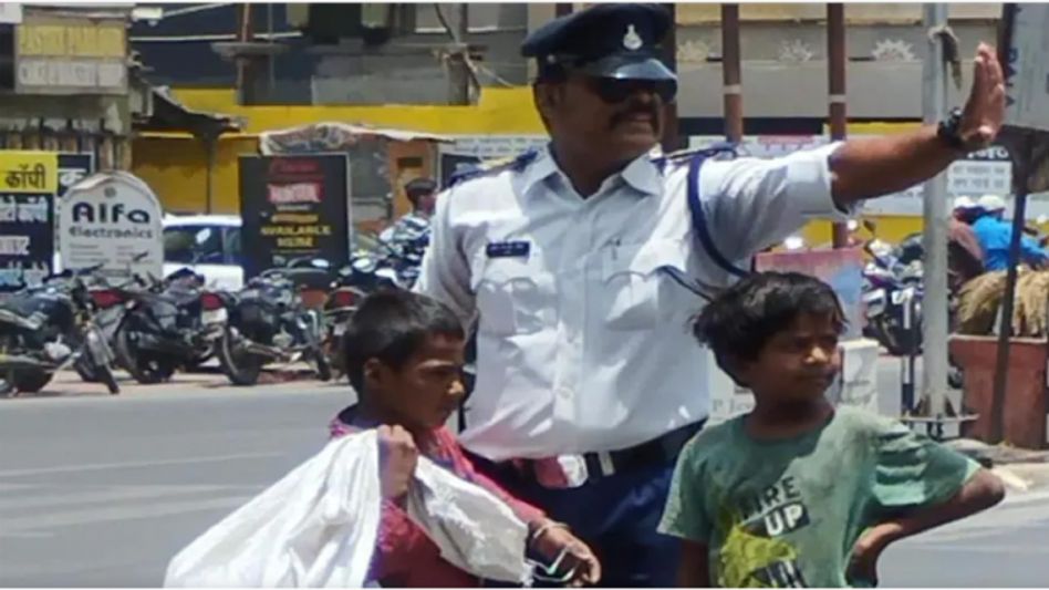 INDORE : Traffic police INDORE : Traffic police