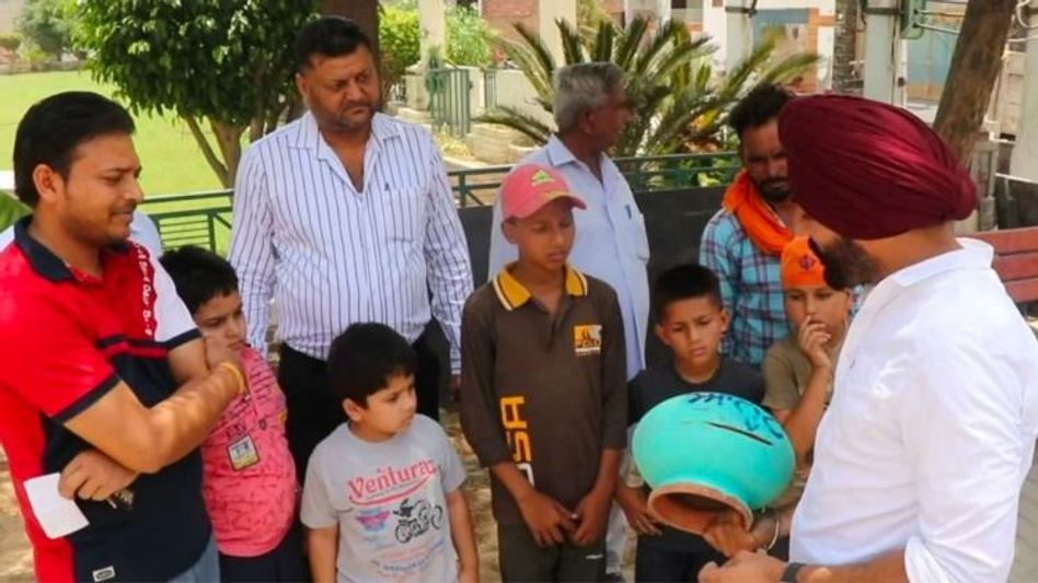 लक्ष्मण पक्षियों को पिला रहे हैं पानी लक्ष्मण पक्षियों को पिला रहे हैं पानी