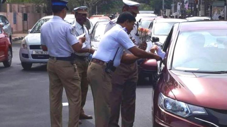 ट्रैफिक पुलिस (फोटो: प्रतीकात्मक तस्वीर) ट्रैफिक पुलिस (फोटो: प्रतीकात्मक तस्वीर)