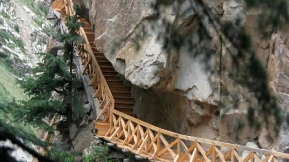पर्यटकों से गुलजार हुई गर्तांगली पर्यटकों से गुलजार हुई गर्तांगली