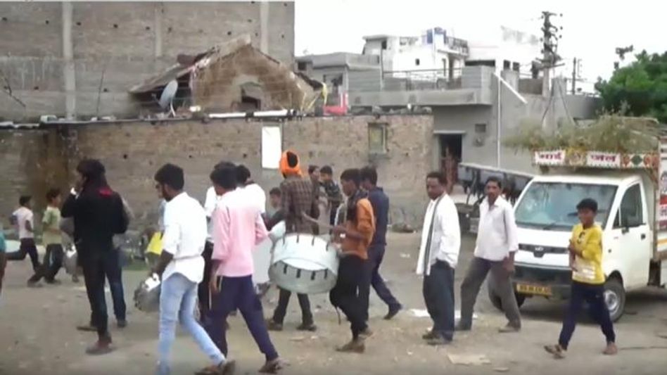 बंपर कमाई के बाद किसान ने निकाली शोभायात्रा बंपर कमाई के बाद किसान ने निकाली शोभायात्रा