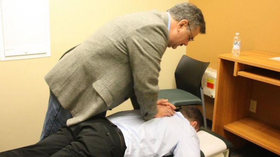 Chiropractic Treatment (Photo: Wikimedia Commons) Chiropractic Treatment (Photo: Wikimedia Commons)
