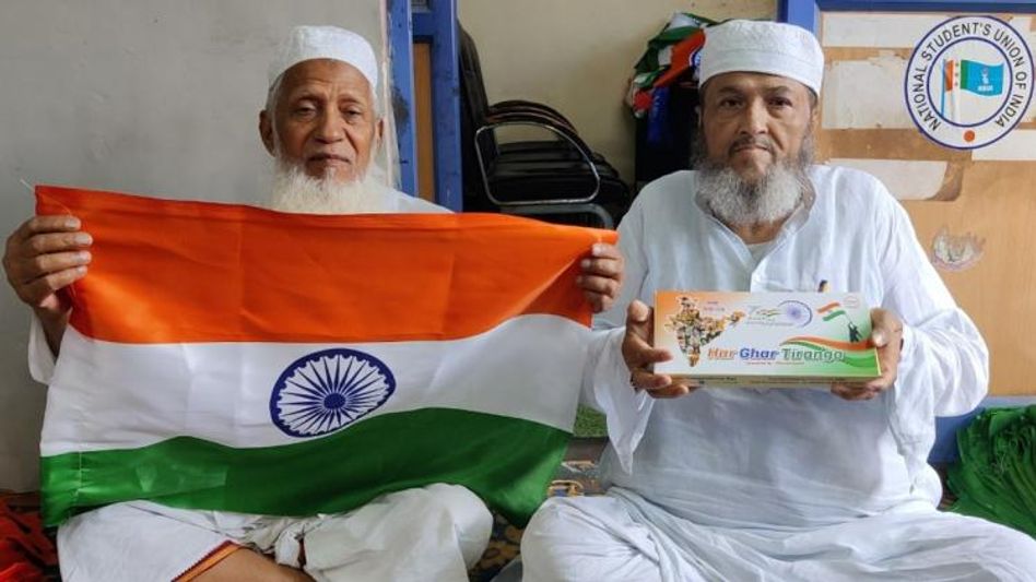 अब्दुल गफ्फार की दुकान में रोज बन रहे डेढ़ लाख तिरंगे अब्दुल गफ्फार की दुकान में रोज बन रहे डेढ़ लाख तिरंगे
