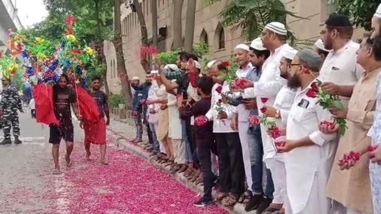 मुस्लिम समुदाय ने राह से गुजर रहे कांवड़ियों भेंट किए फूल मुस्लिम समुदाय ने राह से गुजर रहे कांवड़ियों भेंट किए फूल