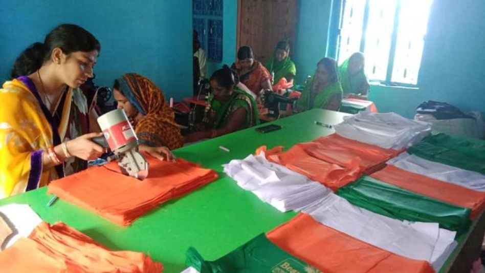 हर घर तिरंगा की तैयारी में जुटी महिलाएं, हर दिन बना रही हैं 4 लाख ध्वज हर घर तिरंगा की तैयारी में जुटी महिलाएं, हर दिन बना रही हैं 4 लाख ध्वज