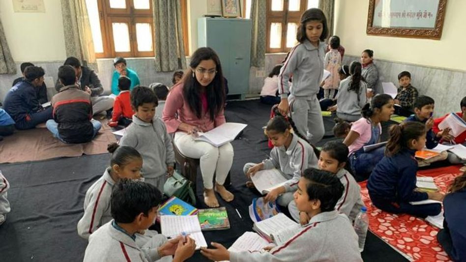 200 बच्चों को पढ़ाती हैं कीर्ति की टीम  200 बच्चों को पढ़ाती हैं कीर्ति की टीम