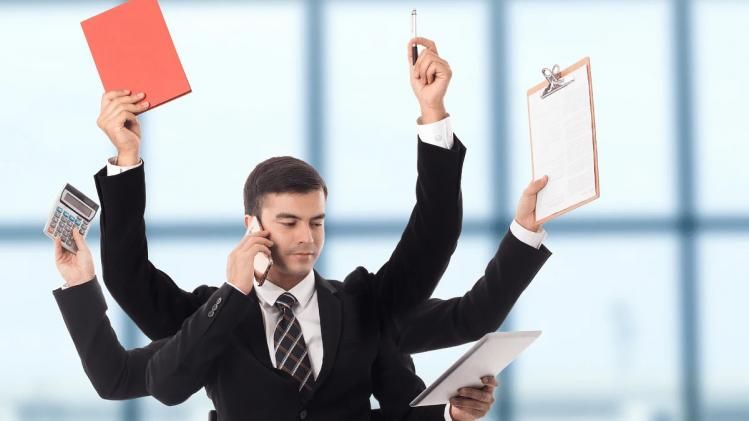 विप्रो चेयरमैन ने मूनलाइटिंग को बताया धोखाधड़ी, जानिए क्या हैं इसके फायदे और नुकसान