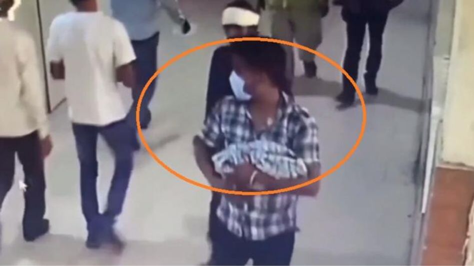 सीसीटीवी में कैद हुआ बच्चा चोर सीसीटीवी में कैद हुआ बच्चा चोर