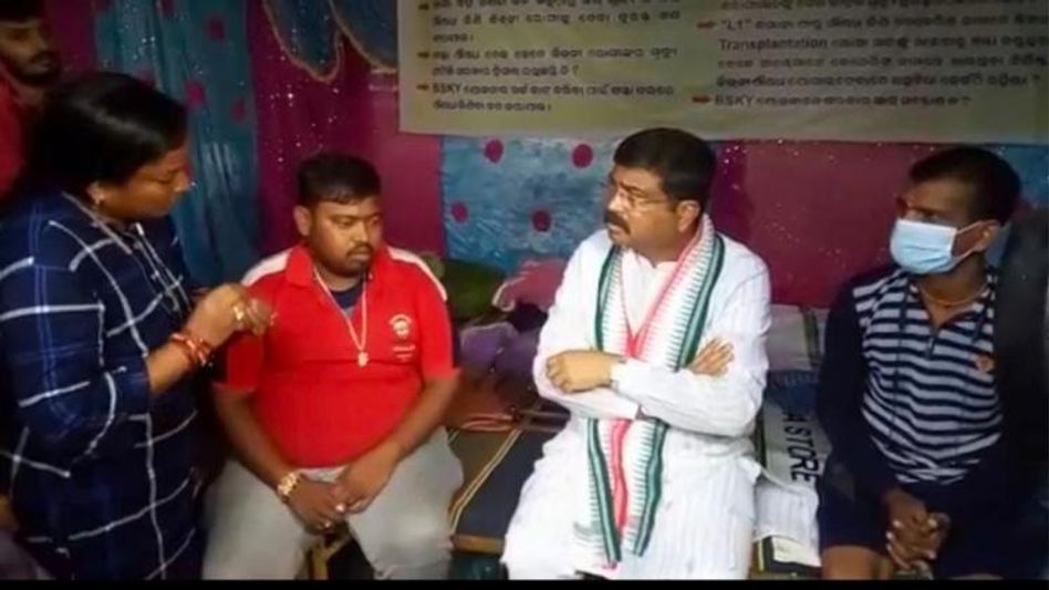 Union Minister Dharmendra Pradhan stops his convoy to meet grieving peoples sitting on Dharna Union Minister Dharmendra Pradhan stops his convoy to meet grieving peoples sitting on Dharna