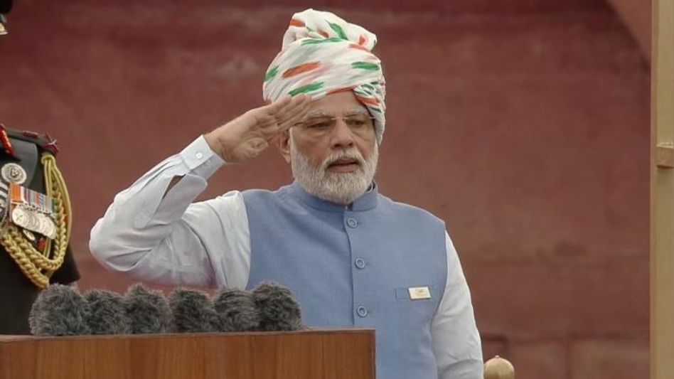 पीएम मोदी ने लाल किले की प्राचीर से तिरंगा फहराया पीएम मोदी ने लाल किले की प्राचीर से तिरंगा फहराया