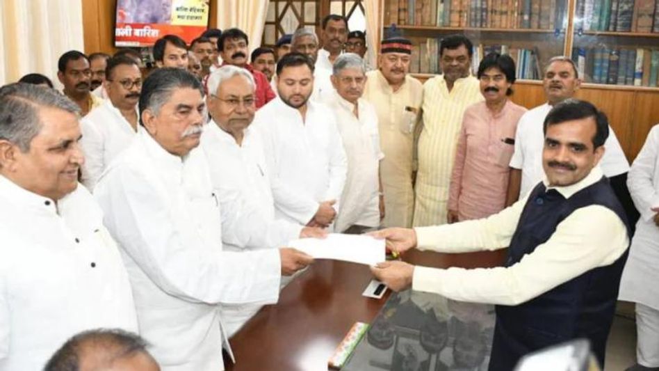 नीतीश कुमार और तेजस्वी यादव की मौजूदगी में अवध बिहारी ने स्पीकर के लिए किया नामांकन नीतीश कुमार और तेजस्वी यादव की मौजूदगी में अवध बिहारी ने स्पीकर के लिए किया नामांकन