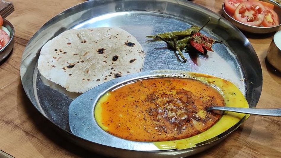हिसार में मशहूर है बिश्नोई ढाबे का कढ़ी और चूरमा हिसार में मशहूर है बिश्नोई ढाबे का कढ़ी और चूरमा