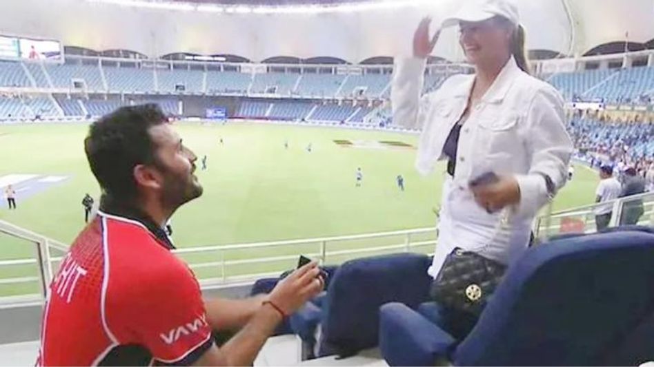 Kinchit Shah Proposed to Girlfriend In Dubai stadium Kinchit Shah Proposed to Girlfriend In Dubai stadium