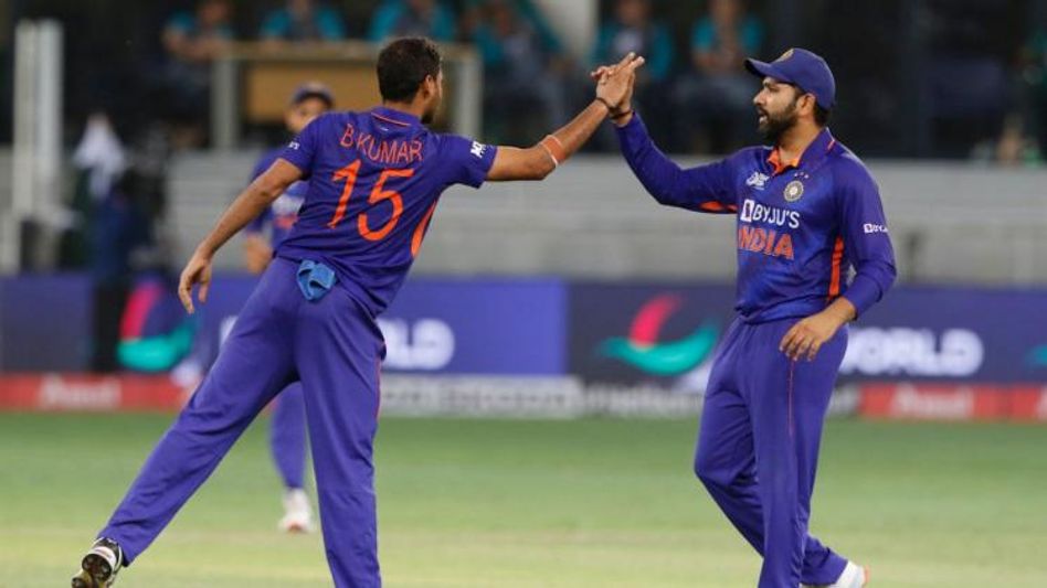 भुवनेश्वर कुमार ने दिलाई तीसरी सफलता, मोहम्मद नवाज आउट (Twitter/BCCI) भुवनेश्वर कुमार ने दिलाई तीसरी सफलता, मोहम्मद नवाज आउट (Twitter/BCCI)