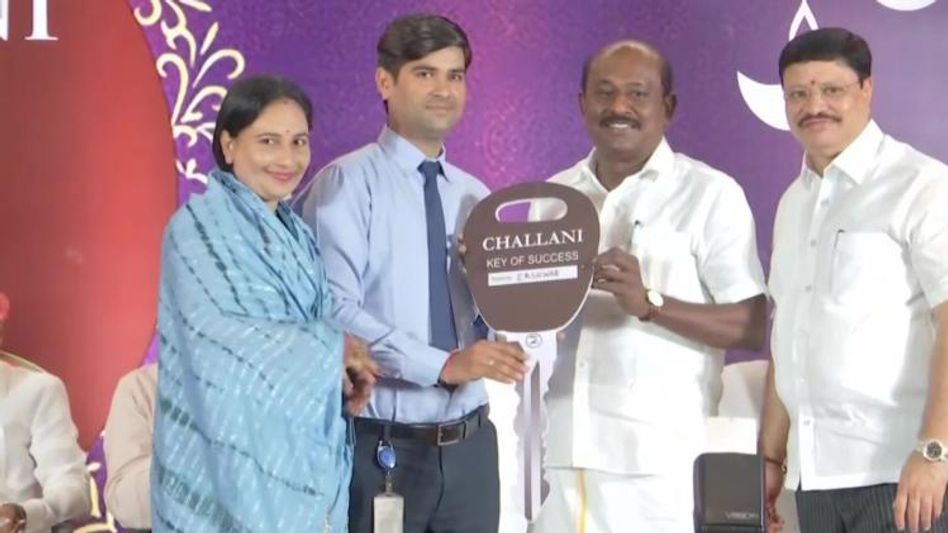 चालानी ज्वैलर्स के ऑनर कर्मचारियों को दिया दिवाली गिफ्ट चालानी ज्वैलर्स के ऑनर कर्मचारियों को दिया दिवाली गिफ्ट