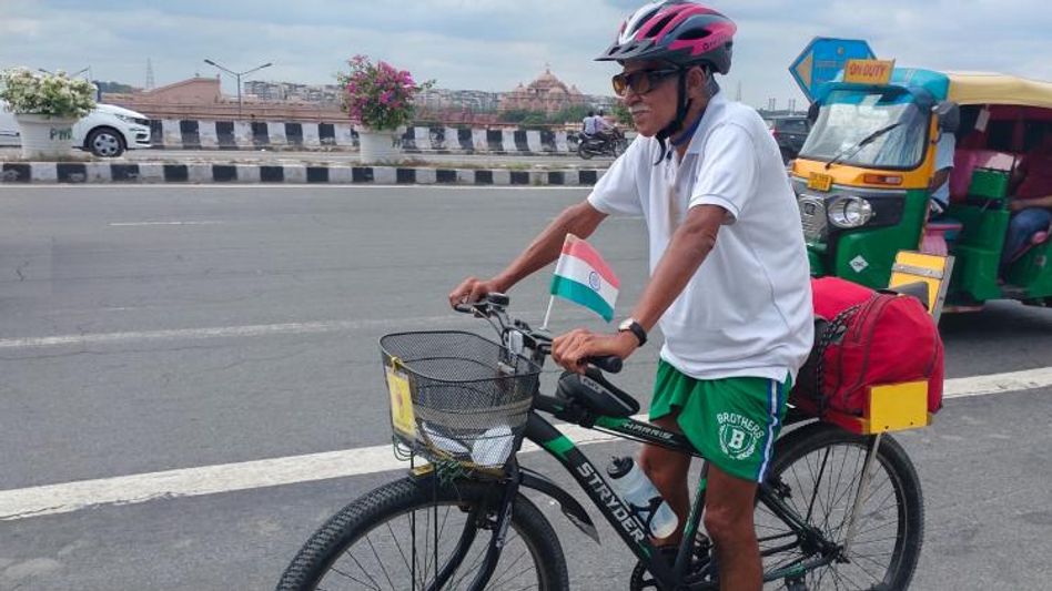 Retired Professor Kiran Seth cycle yatra Retired Professor Kiran Seth cycle yatra