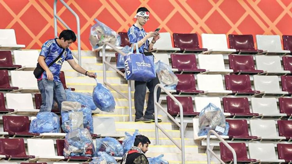 Japanese Fans cleaning stadium (Photo: Twitter) Japanese Fans cleaning stadium (Photo: Twitter)