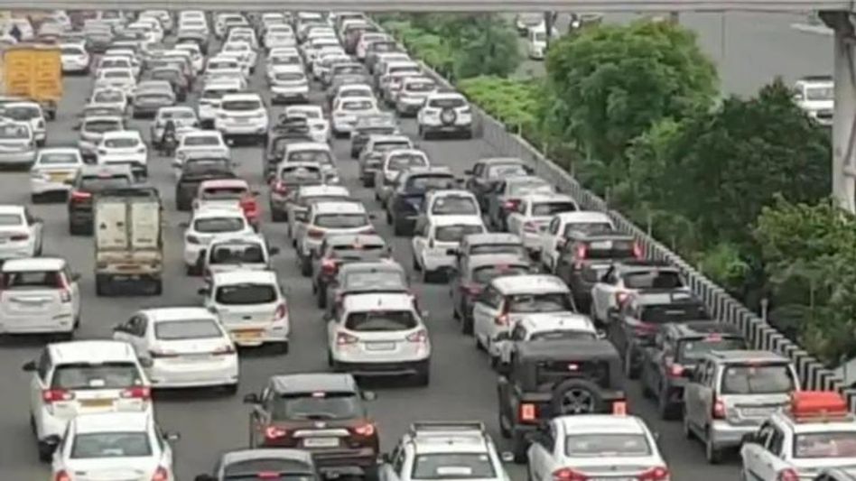 नोएडा की सड़क पर गुजरती गाड़ियां. नोएडा की सड़क पर गुजरती गाड़ियां.