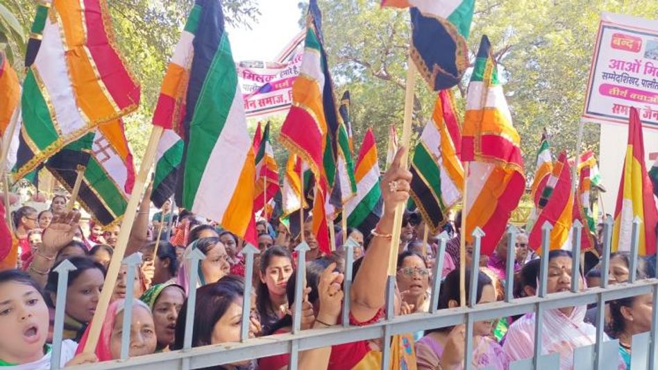राजस्थान के सिरोही में रैली में नारेबाजी करती हुई महिलायें (फोटो: राहुल त्रिपाठी) राजस्थान के सिरोही में रैली में नारेबाजी करती हुई महिलायें (फोटो: राहुल त्रिपाठी)