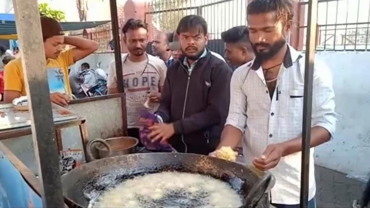 छिंदवाड़ा में घर में पैदा हुई बेटी तो दुकानदार ने फ्री कर दी दुकान